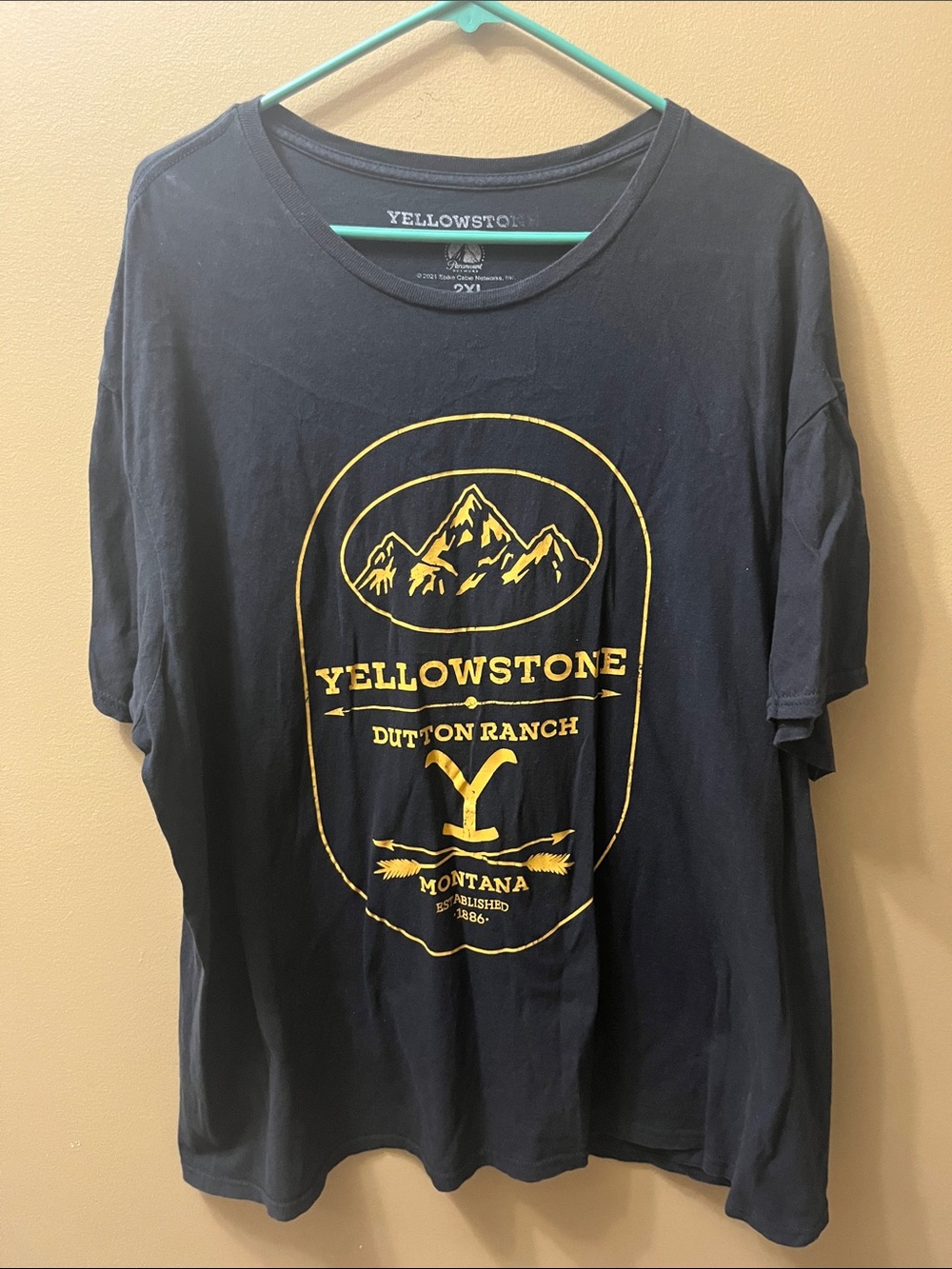 Yellowstone Dutton Ranch Short-Sleeve Tee - Black with Gold Graphic